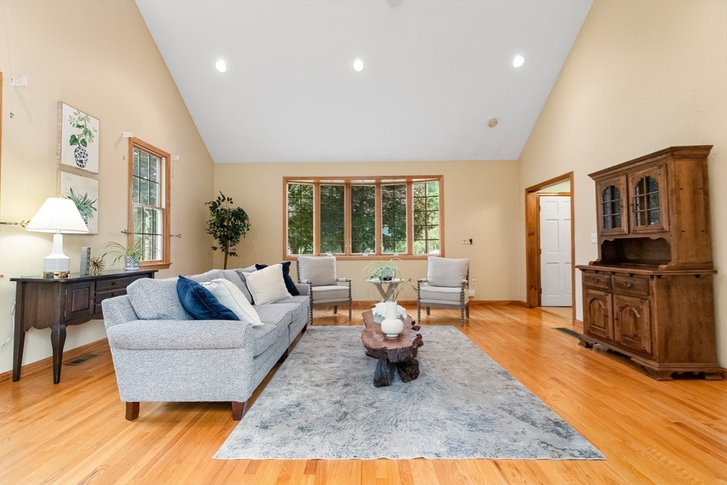 8 Indian Ln Wakefield, MA 01880