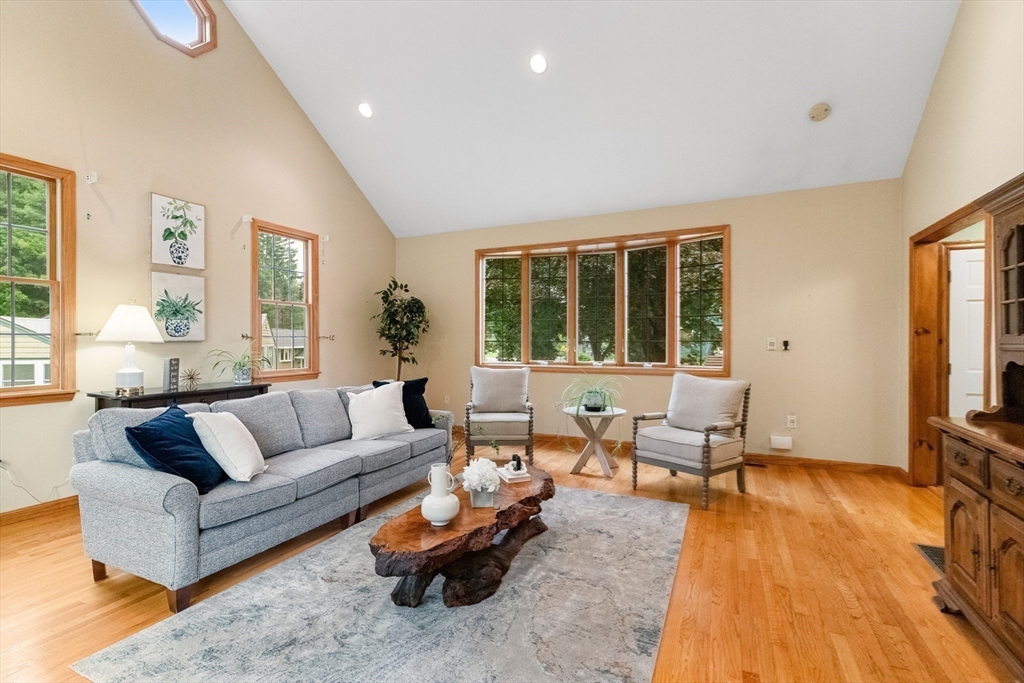 8 Indian Ln Wakefield, MA 01880