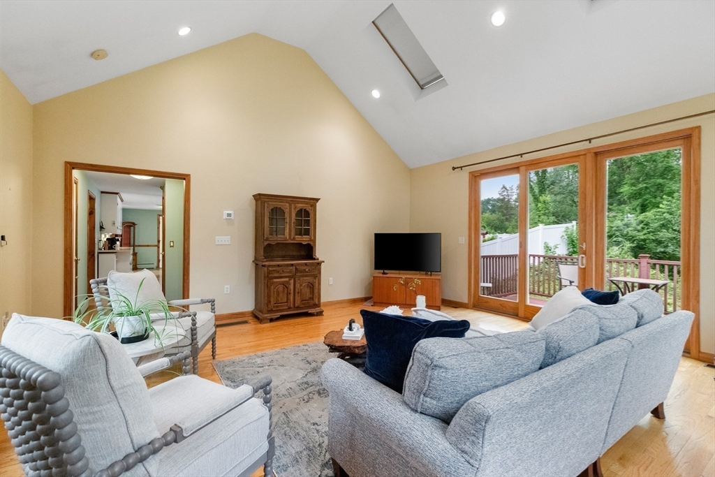 8 Indian Ln Wakefield, MA 01880