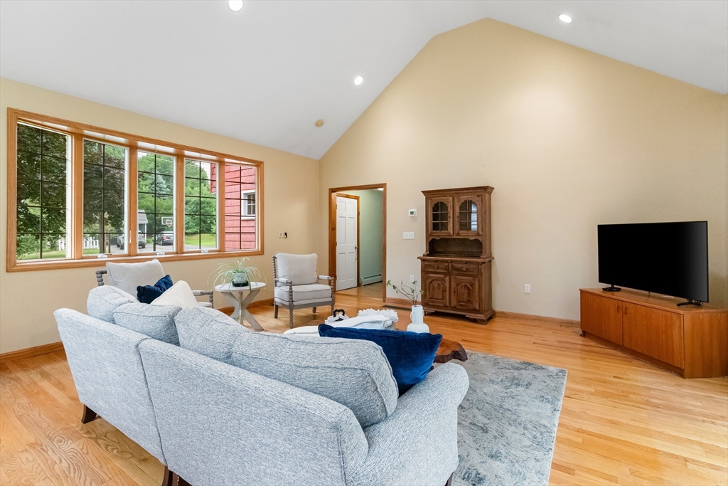 8 Indian Ln Wakefield, MA 01880