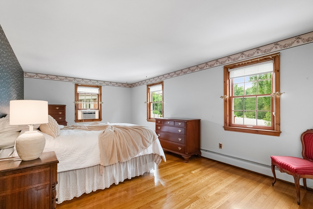 8 Indian Ln Wakefield, MA 01880