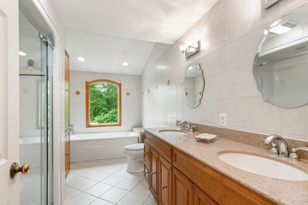 8 Indian Ln Wakefield, MA 01880
