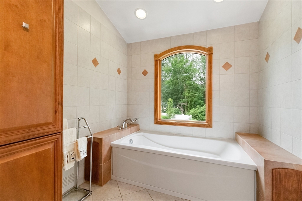 8 Indian Ln Wakefield, MA 01880
