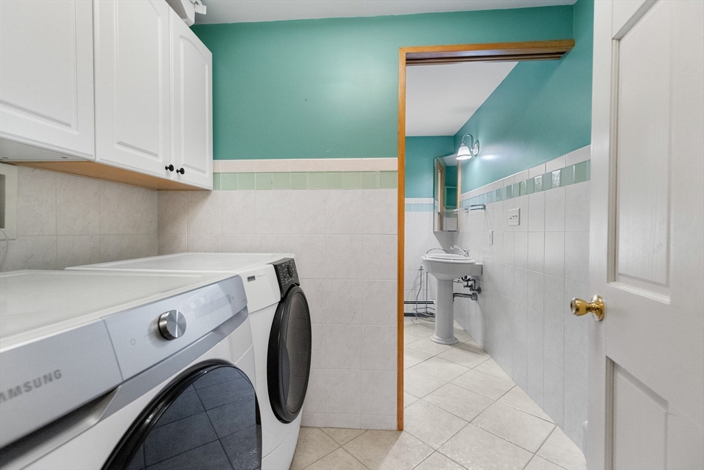8 Indian Ln Wakefield, MA 01880