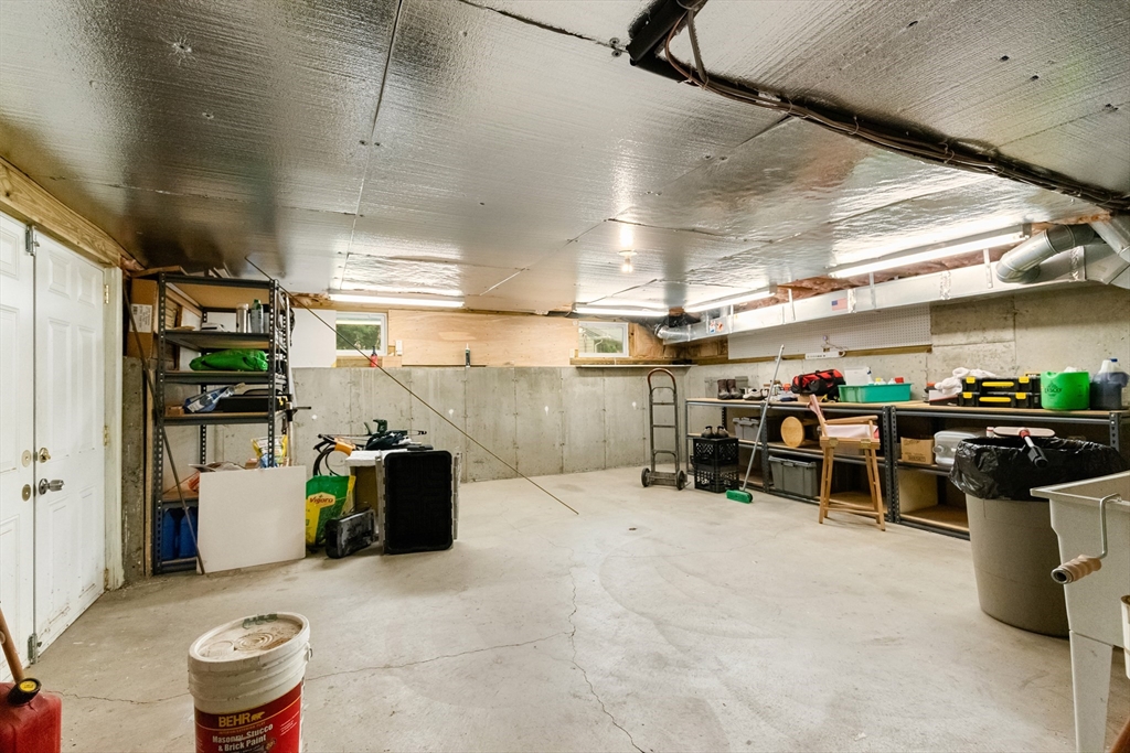 8 Indian Ln Wakefield, MA 01880