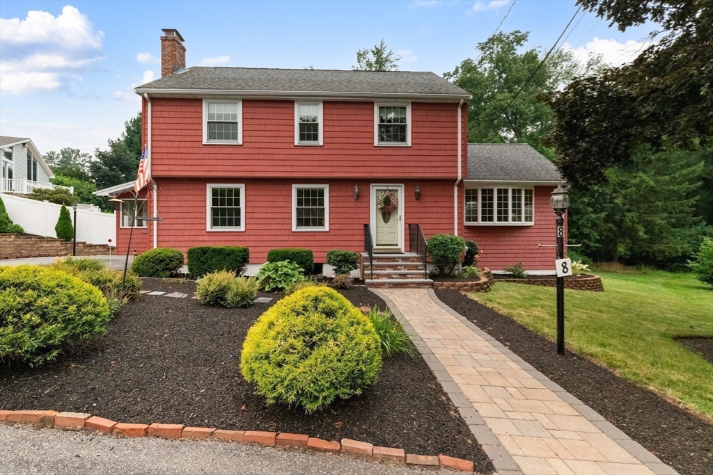 8 Indian Ln Wakefield, MA 01880