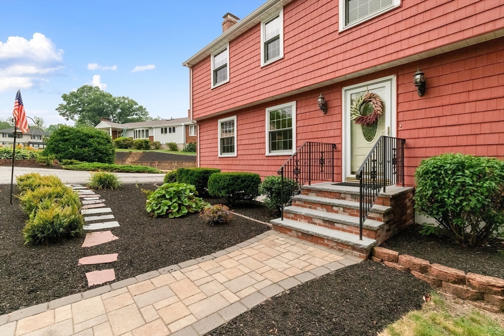 8 Indian Ln Wakefield, MA 01880