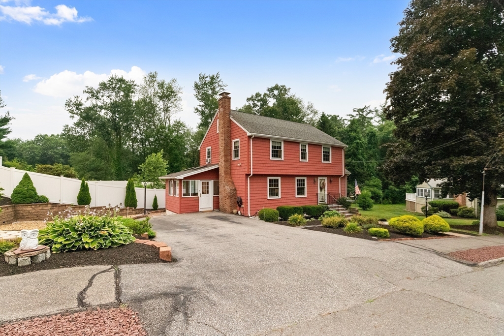 8 Indian Ln Wakefield, MA 01880