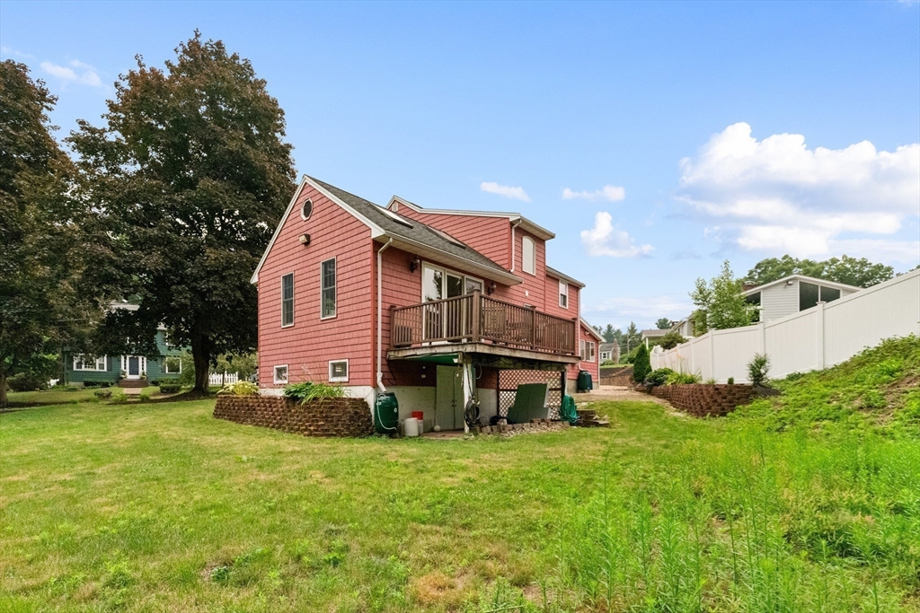 8 Indian Ln Wakefield, MA 01880
