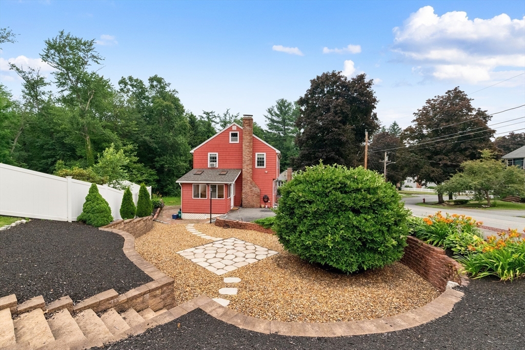 8 Indian Ln Wakefield, MA 01880
