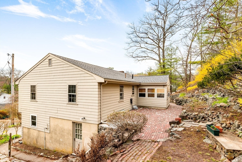 11 Ludlow Ave Wakefield, MA 01880