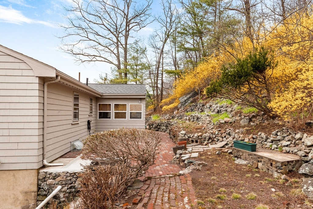 11 Ludlow Ave Wakefield, MA 01880