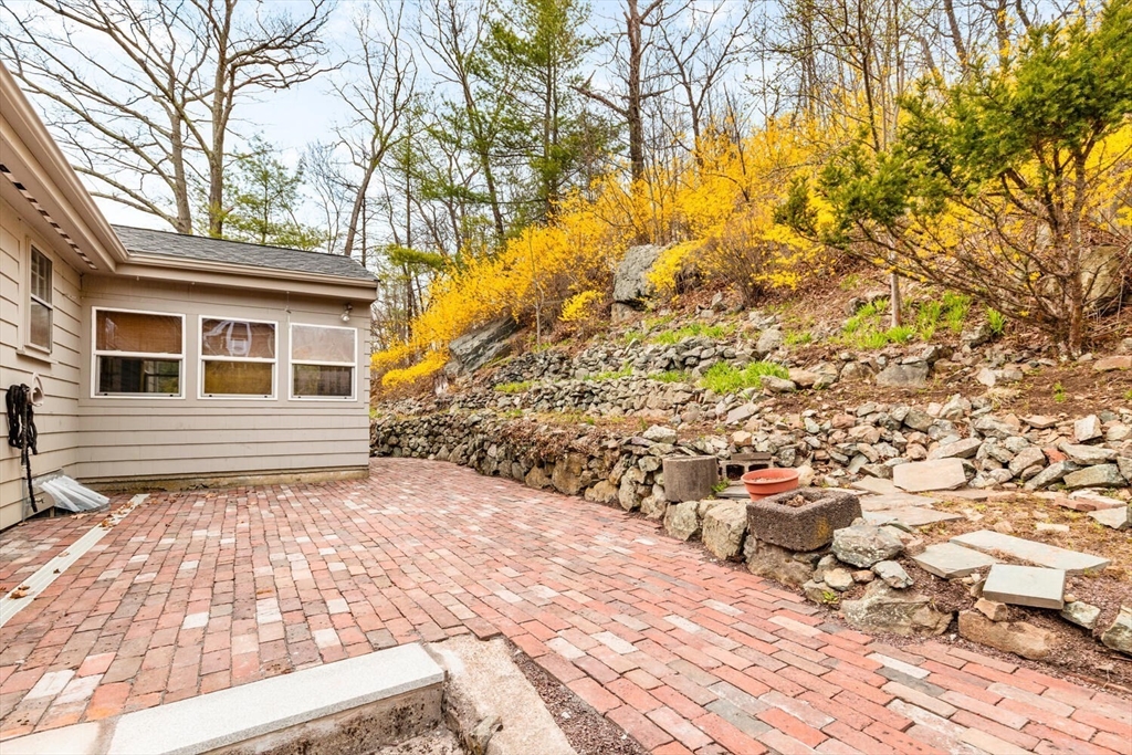 11 Ludlow Ave Wakefield, MA 01880