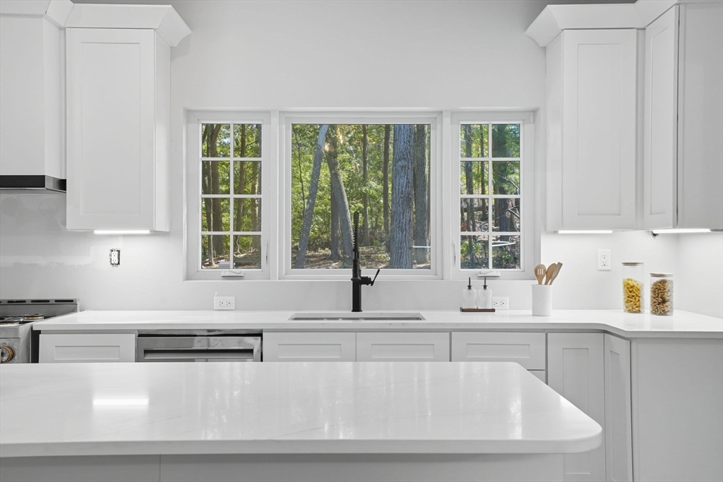9 Lovis Ave Wakefield, MA 01880 9 Lovis Ave Wakefield, MA 01880