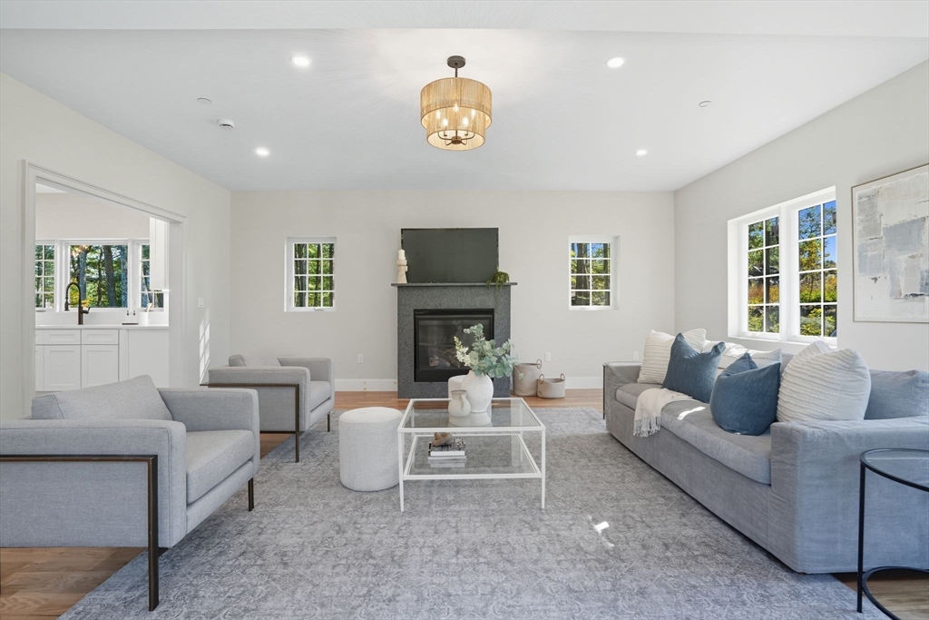 9 Lovis Ave Wakefield, MA 01880 9 Lovis Ave Wakefield, MA 01880