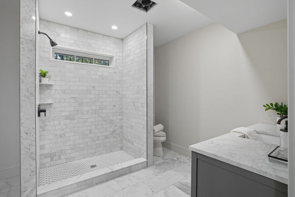 9 Lovis Ave Wakefield, MA 01880 9 Lovis Ave Wakefield, MA 01880