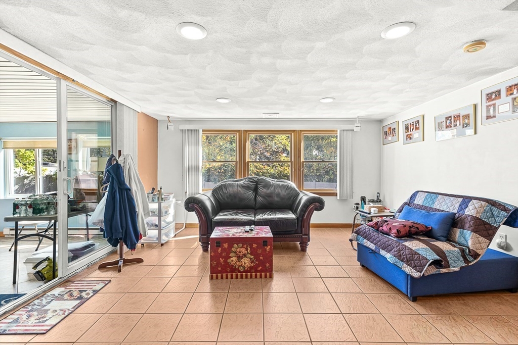 1 Ludlow Ave Wakefield, MA 01880 1 Ludlow Ave Wakefield, MA 01880