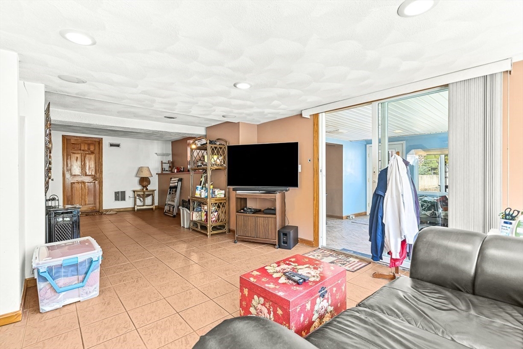 1 Ludlow Ave Wakefield, MA 01880 1 Ludlow Ave Wakefield, MA 01880