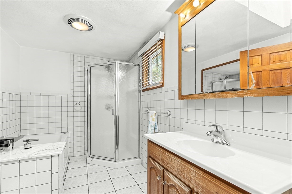 1 Ludlow Ave Wakefield, MA 01880 1 Ludlow Ave Wakefield, MA 01880
