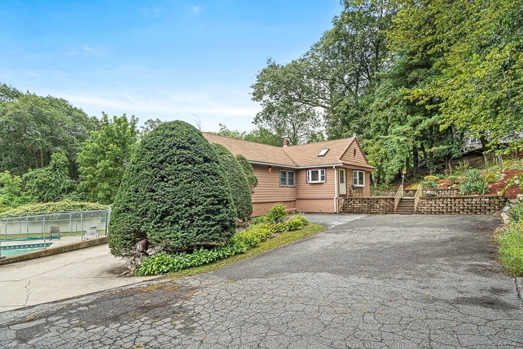 1 Ludlow Ave Wakefield, MA 01880 1 Ludlow Ave Wakefield, MA 01880
