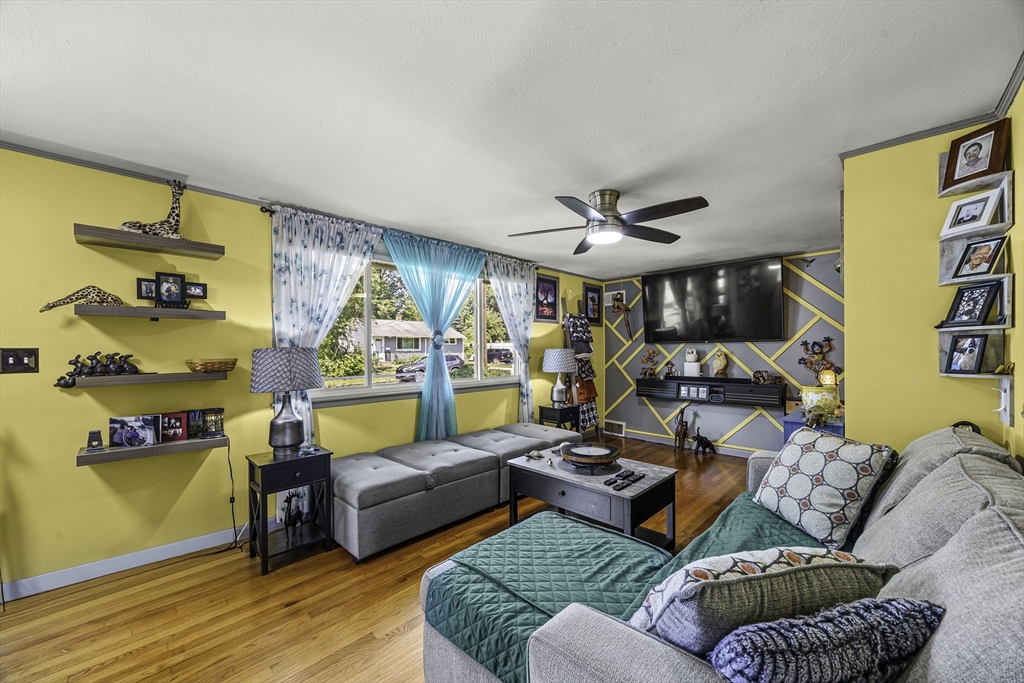 39 Wakefield St Springfield, MA 01151