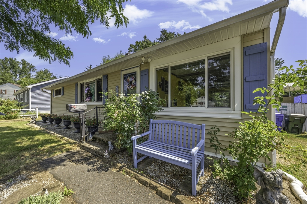 39 Wakefield St Springfield, MA 01151