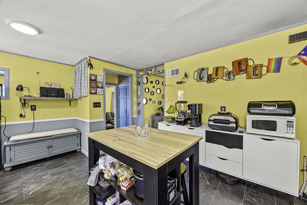 39 Wakefield St Springfield, MA 01151