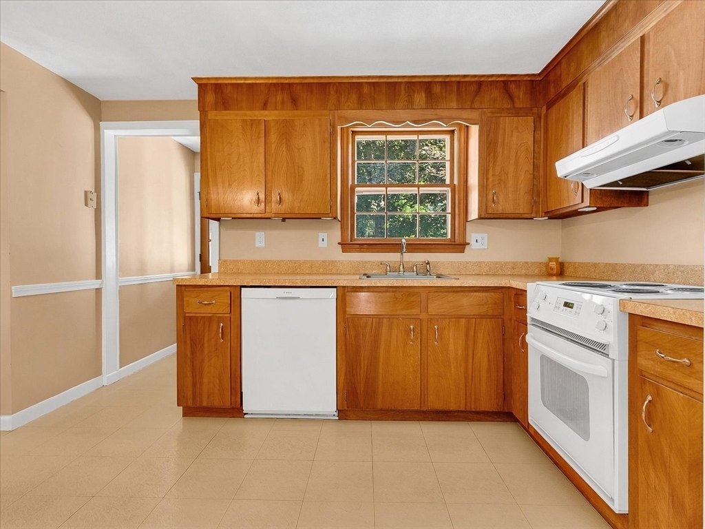 7 Kennedy Cir Wakefield, MA 01880