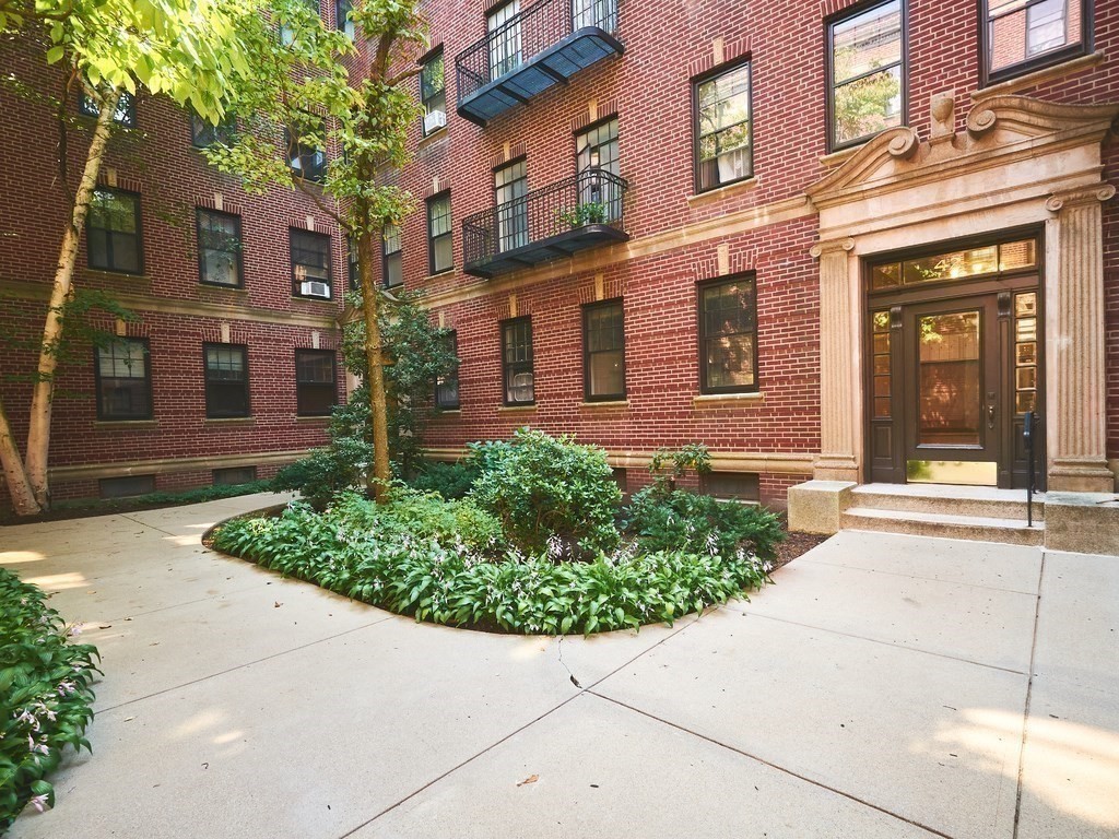 42 Linnaean St #6 Cambridge, MA 02138