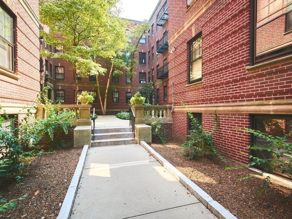 42 Linnaean St #6 Cambridge, MA 02138