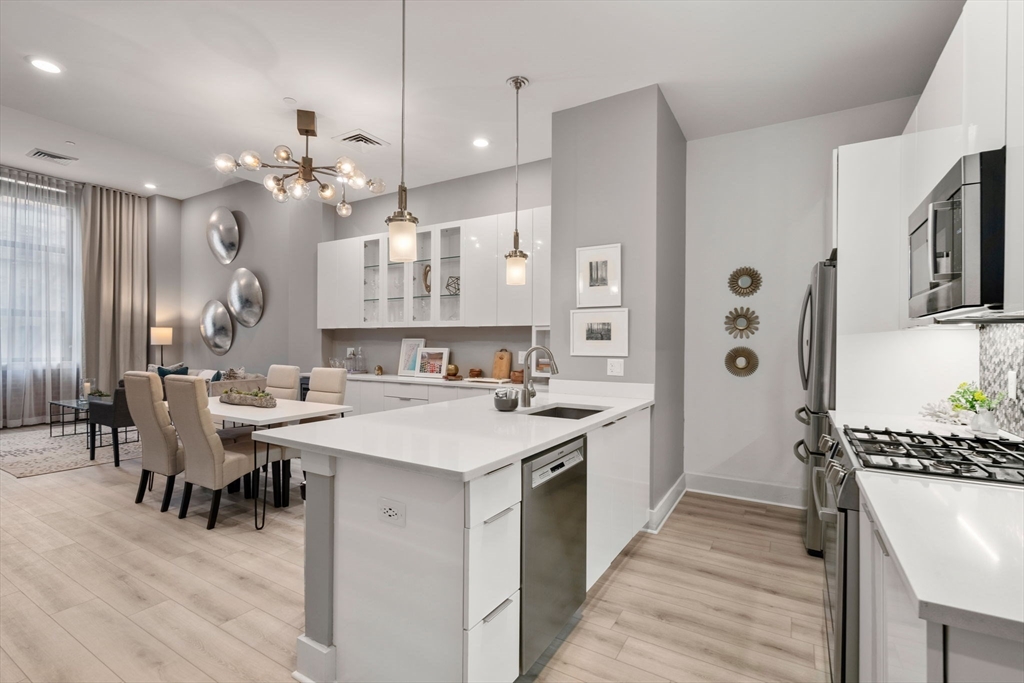 121-127 Portland St #202