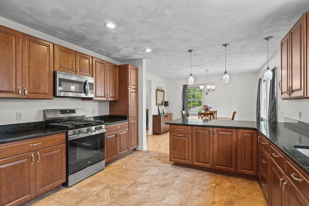 6 Salisbury Rd Wakefield, MA 01880 6 Salisbury Rd Wakefield, MA 01880