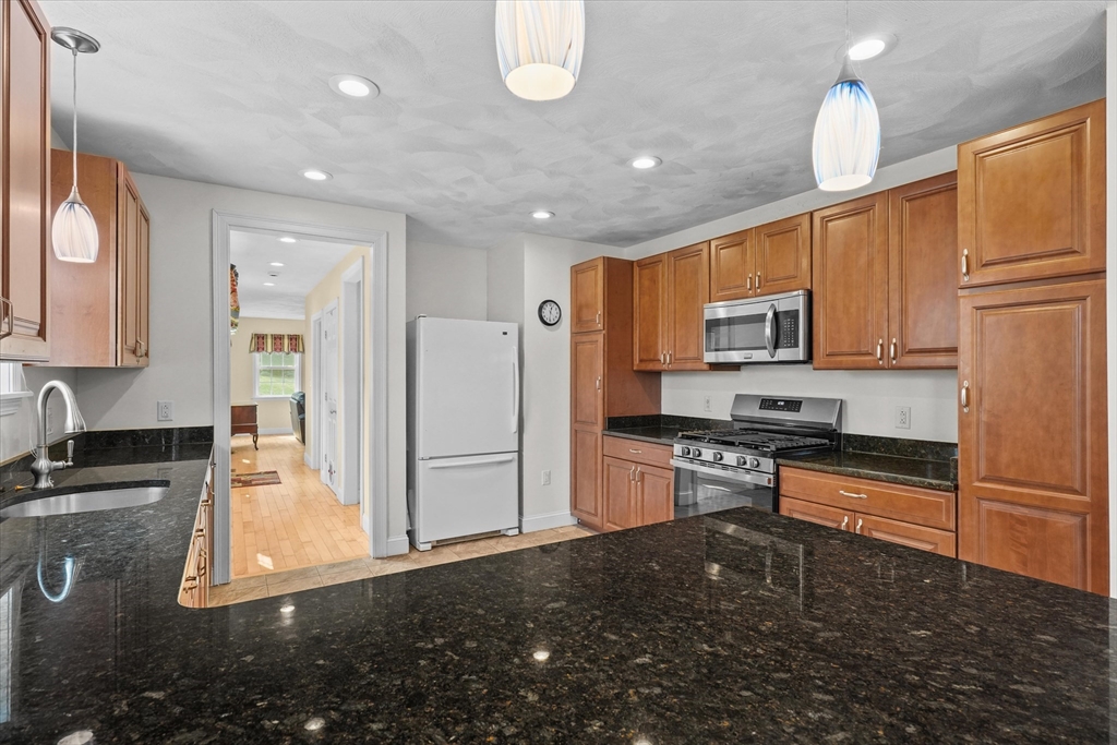 6 Salisbury Rd Wakefield, MA 01880 6 Salisbury Rd Wakefield, MA 01880