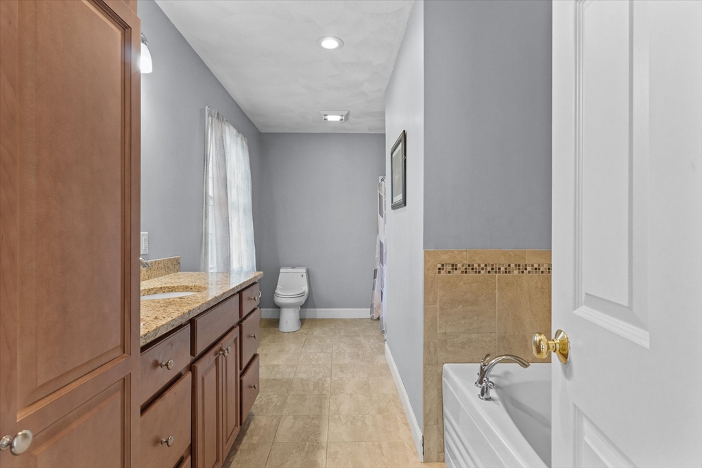 6 Salisbury Rd Wakefield, MA 01880 6 Salisbury Rd Wakefield, MA 01880