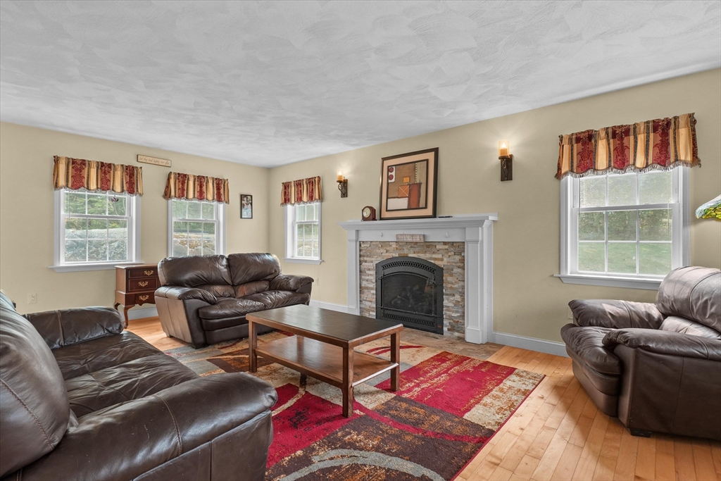 6 Salisbury Rd Wakefield, MA 01880 6 Salisbury Rd Wakefield, MA 01880
