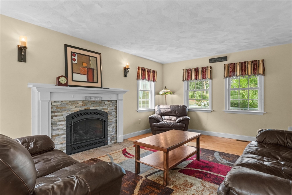 6 Salisbury Rd Wakefield, MA 01880 6 Salisbury Rd Wakefield, MA 01880