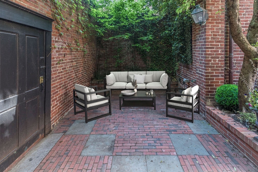 32 West Cedar St Boston, MA 02108 32 West Cedar St Boston, MA 02108