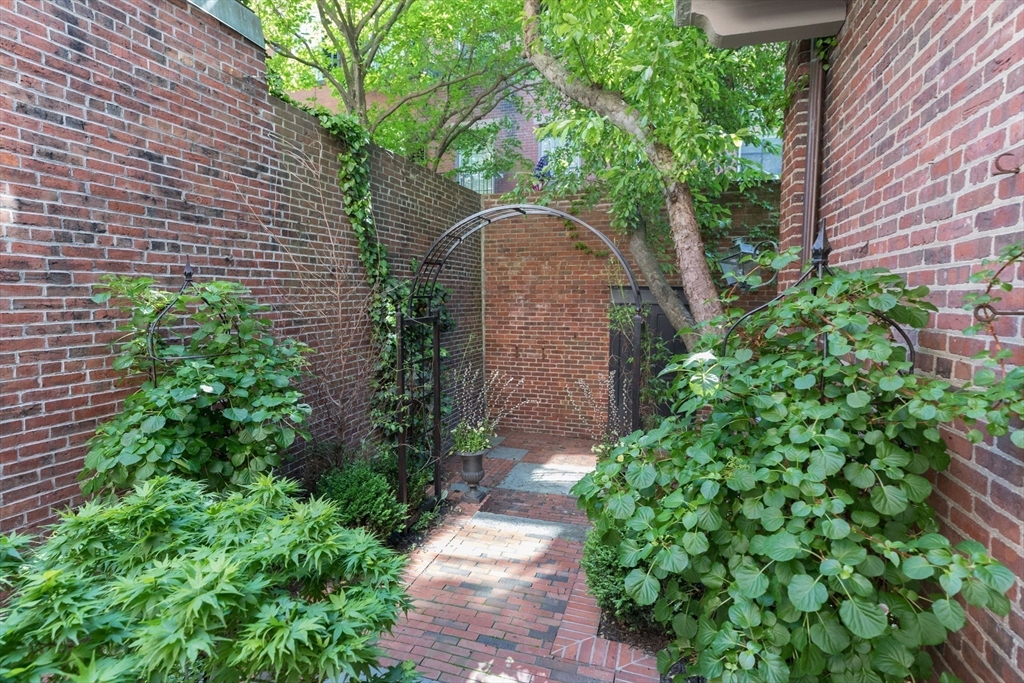 32 West Cedar St Boston, MA 02108 32 West Cedar St Boston, MA 02108