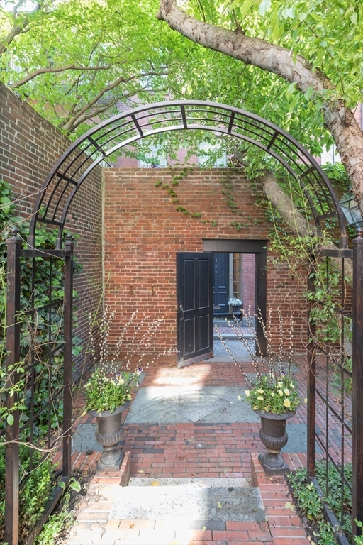 32 West Cedar St Boston, MA 02108 32 West Cedar St Boston, MA 02108
