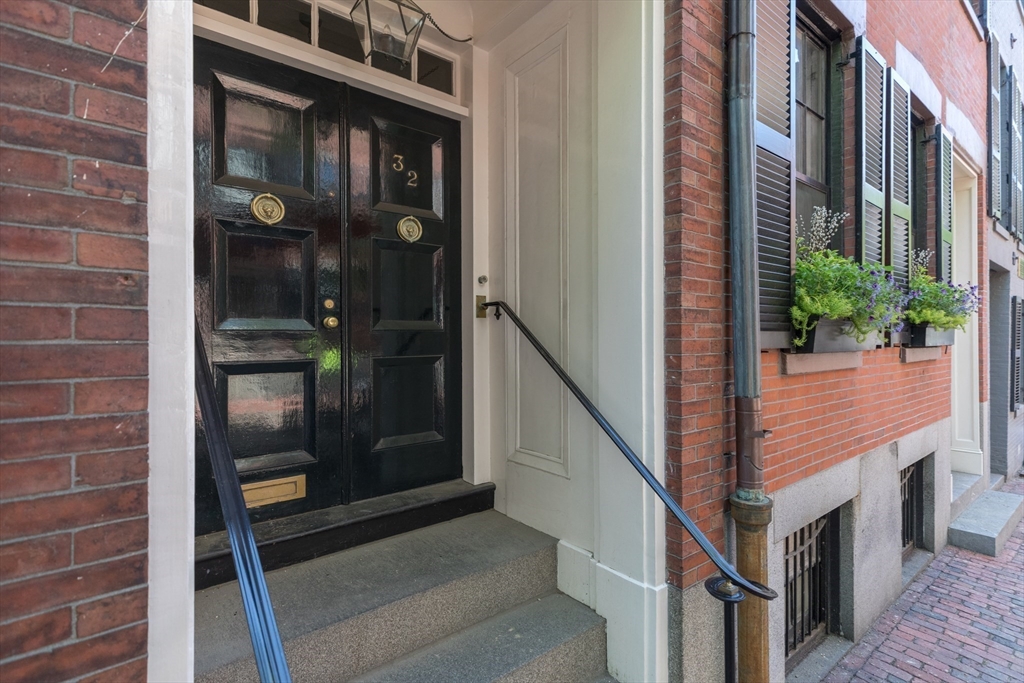 32 West Cedar St Boston, MA 02108 32 West Cedar St Boston, MA 02108