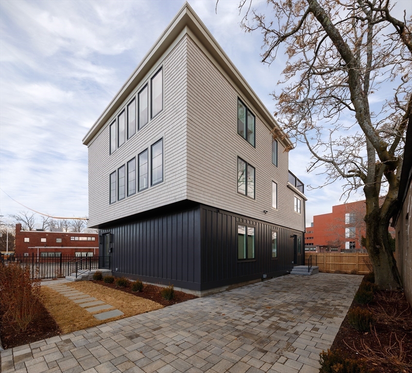 17 Smith Pl Cambridge, MA 02138