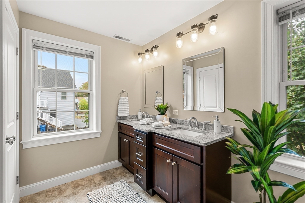 27 Pearl St #2 Wakefield, MA 01880 27 Pearl St #2 Wakefield, MA 01880