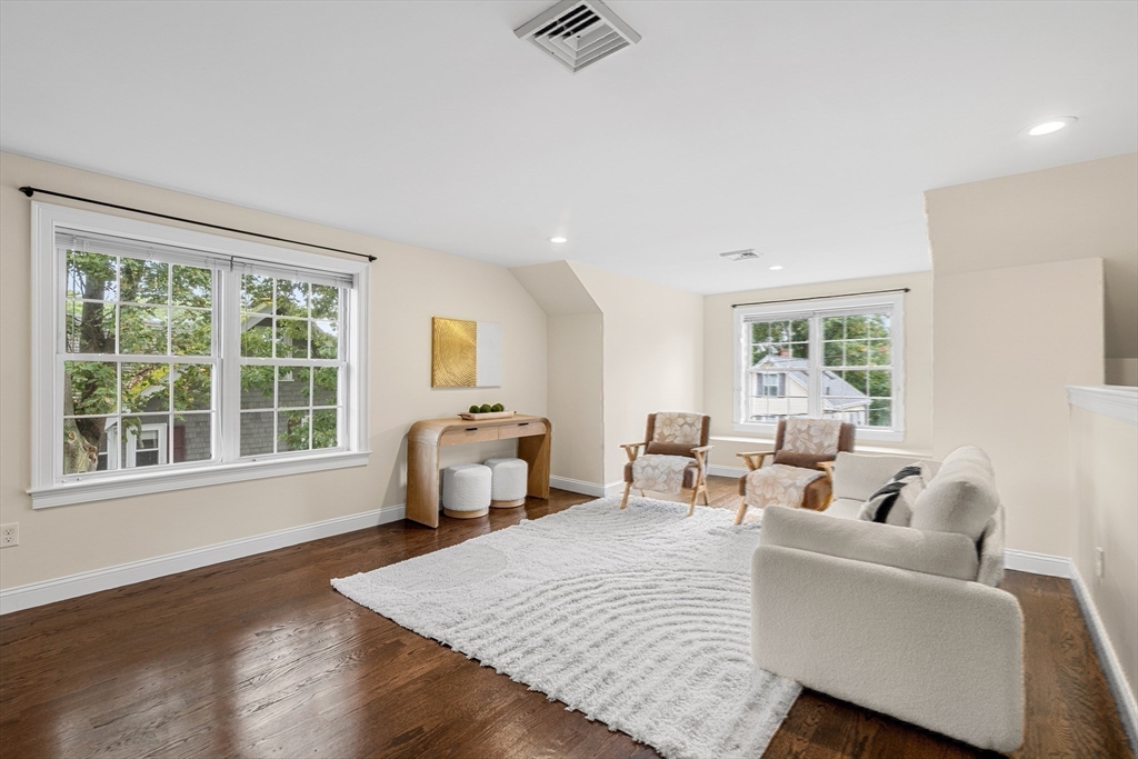 27 Pearl St #2 Wakefield, MA 01880 27 Pearl St #2 Wakefield, MA 01880