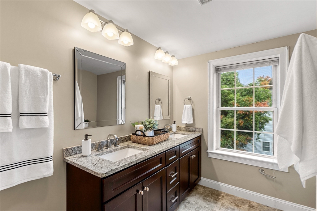 27 Pearl St #2 Wakefield, MA 01880 27 Pearl St #2 Wakefield, MA 01880