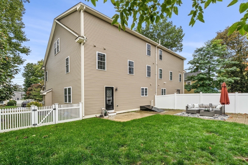 27 Pearl St #2 Wakefield, MA 01880 27 Pearl St #2 Wakefield, MA 01880