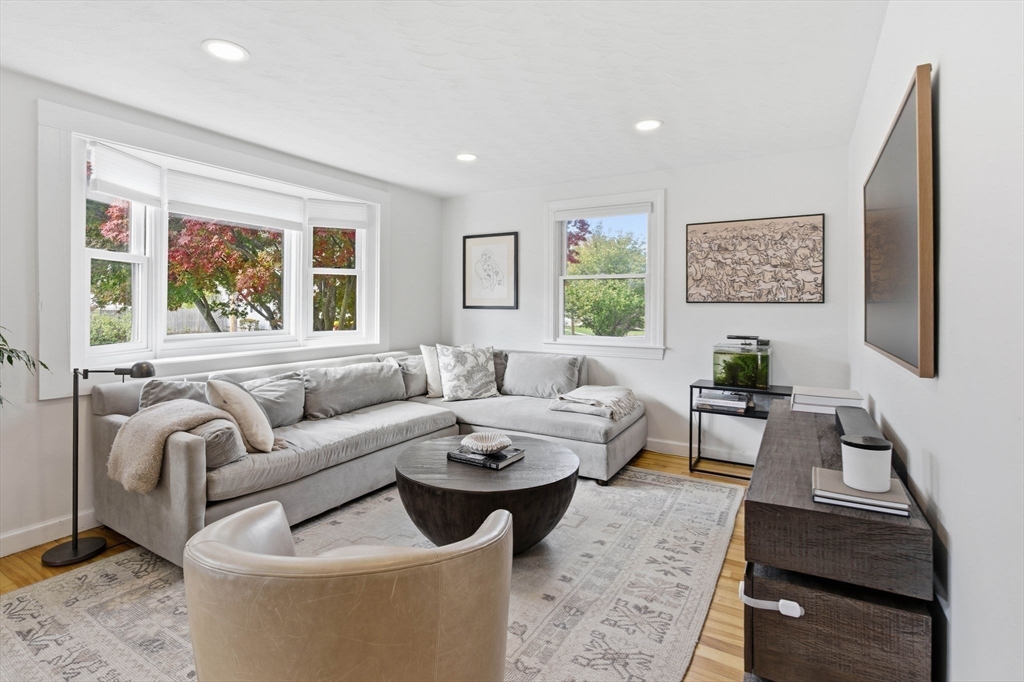 16 Beebe Ln Wakefield, MA 01880