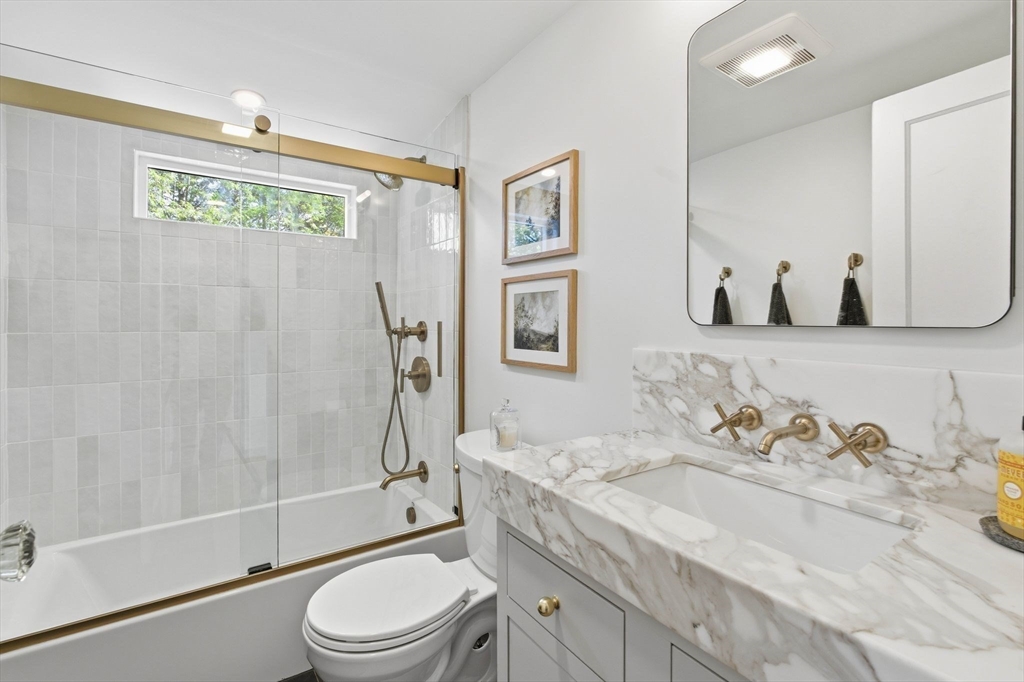 16 Beebe Ln Wakefield, MA 01880