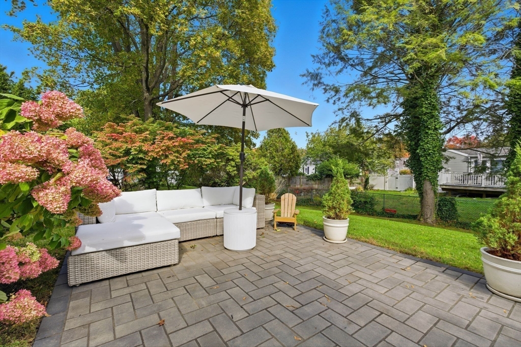 16 Beebe Ln Wakefield, MA 01880