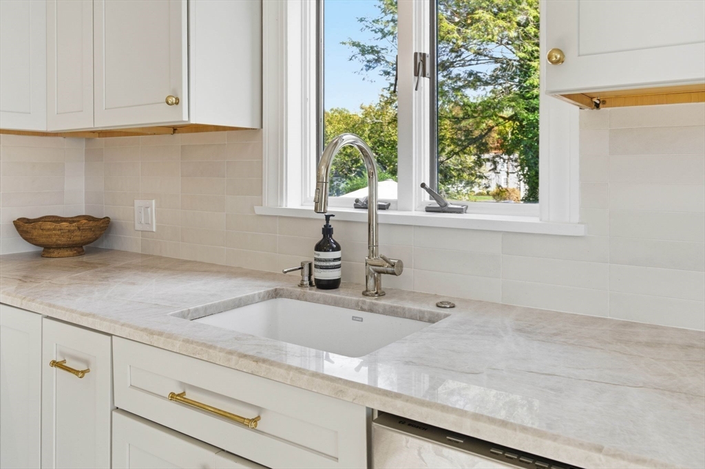 16 Beebe Ln Wakefield, MA 01880