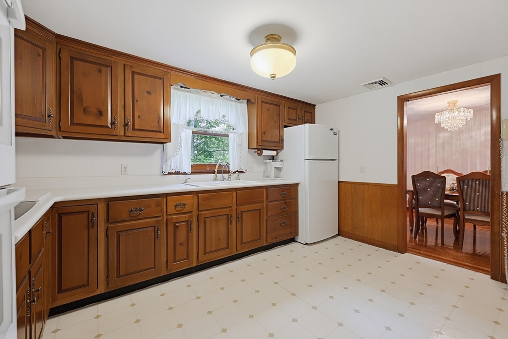 11 Preston St Wakefield, MA 01880
